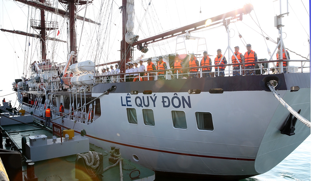 Navy vessel Le Quy Don begins working visit to Indonesia